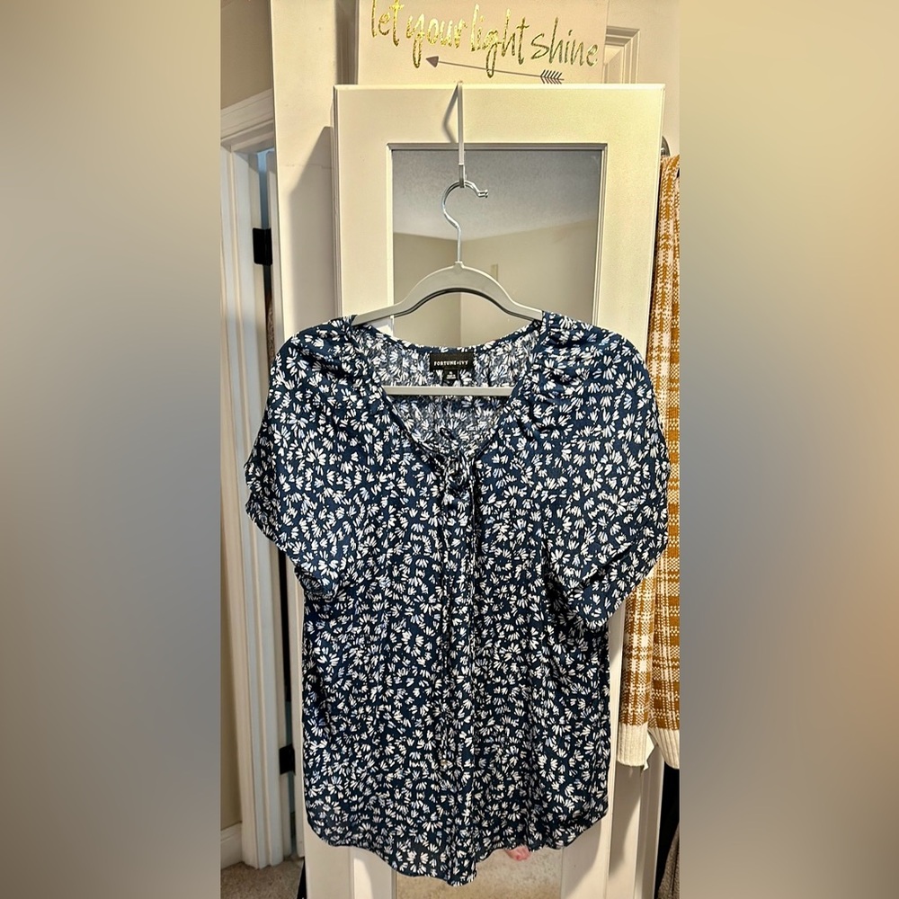 Womens Sz XL FORTUNE & IVY Navy blue floral top